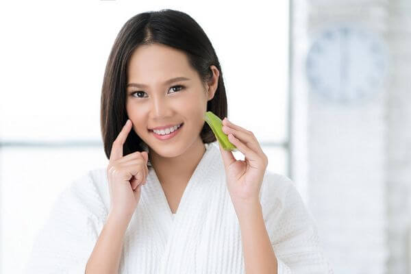 10 Aloe Vera Beauty Uses & Hacks