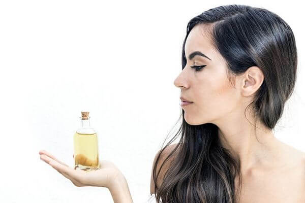 10 Castor Oil Beauty Uses