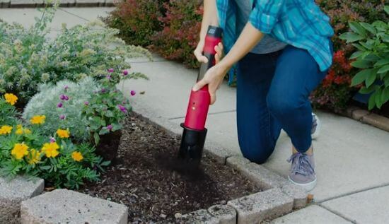 tool used to dig a hole in garden