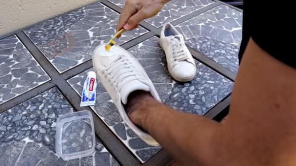 How to Clean White Shoes With Toothpaste