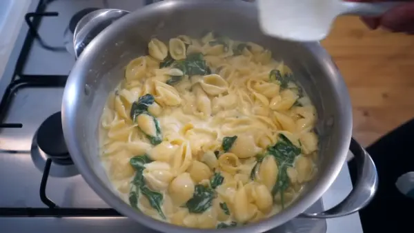 Whip Up Irresistibly Creamy Garlic Pasta Sauce Like a Pro in No Time