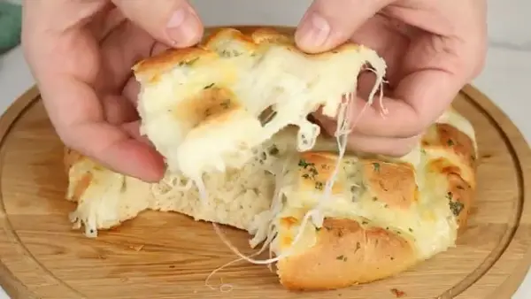 Melt-in-Your-Mouth Garlic Cheese Bread Recipe: Perfect for Any Meal!