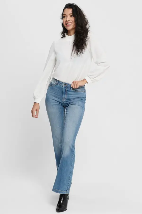 How to Wear Bootcut Jeans With Boots