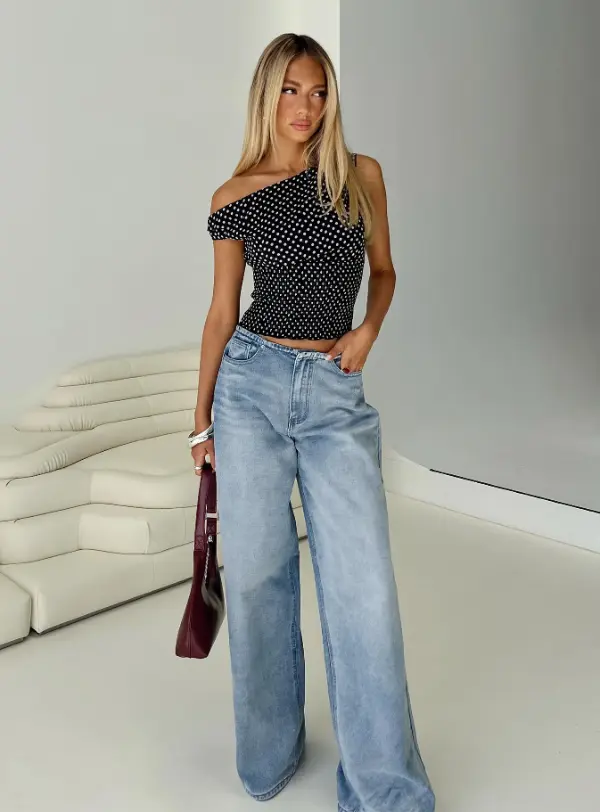 How to Wear Wide Leg Jeans