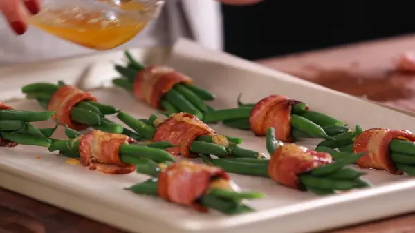 Easy Bacon-Wrapped Green Bean Bundles