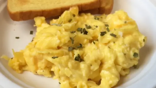 Easy Cheesy and Creamy Scrambled Eggs