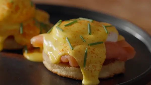 Easy Eggs Benedict Recipe (12 Variations)